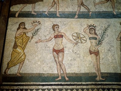 ローマアート：運動に励む若いローマ人たち。腎臓の周りにふんどしを巻き、胸にはストロピウム（ブラジャーの控え）をつけている。手にしているヤシの枝は勝利のシンボル。モザイクの詳細 315-350 AD.アルメリーナ広場、ヴィラ・ローマ 作： Roman