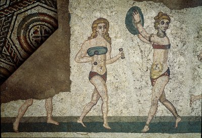 ローマアート：運動に励む若いローマ人たち。腎臓の周りにはふんどし、胸にはストロピウム（ブラジャーの祖先）をつけている。モザイクの詳細 315-350 AD.アルメリーナ広場、ヴィラ・ロマーナ・デル・カサーレ 作： Roman