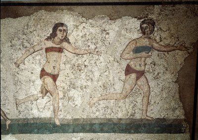 ローマアート：運動に励む若いローマ人たち。腎臓の周りにはふんどし、胸にはストロピウム（ブラジャーの祖先）をつけている。モザイクの詳細 315-350 AD.アルメリーナ広場、ヴィラ・ロマーナ・デル・カサーレ 作： Roman