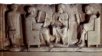 ローマ文明。学校の風景を描いたレリーフ。トリーア（旧称：トレベス）は、ドイツのモーゼル川沿いにある都市で、紀元前1世紀にローマ人に征服され、トレボルムと改名されました。 作： Roman