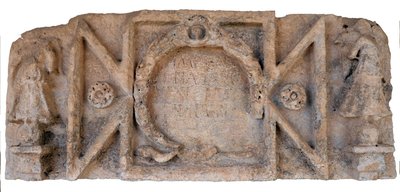皇帝ハドリアヌスに言及したローマ時代の碑文、カエサリア高架橋より、イスラエル、シュニ、紀元2世紀（石材 作： Roman