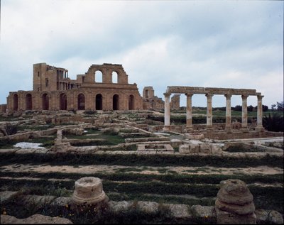 ローマ劇場とペリスタイルハウス、2～3世紀 作： Roman