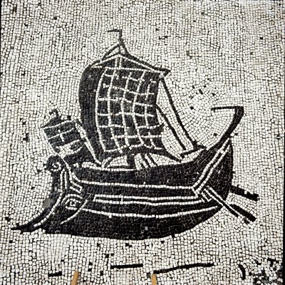 オスティアの港に戻るサブラタ船（モザイク画 作： Roman