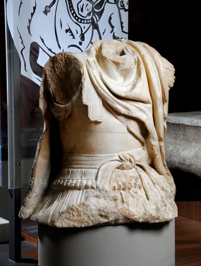 アレキサンダー大王の元の銅像のコピーであると考えられている騎兵の彫刻された胴体、紀元前75〜25年頃（大理石）（371175も参照） 作： Roman