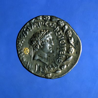 クレオパトラと共に君臨したローマの政治家、アンソニーまたはマルク・アントワーヌ（紀元前83年〜紀元前30年）の肖像をあしらった銀貨と金貨です。 作： Roman