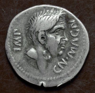 ポンペイ大王の肖像が描かれた銀貨（Gneo Pompeo MagnoまたはGnaeus Pompeius Magnus 作： Roman