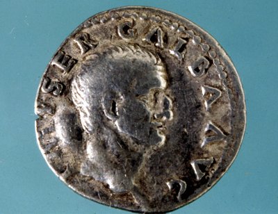 ローマ皇帝ガルバ（紀元前5年～紀元後69年）の肖像が描かれた銀貨（JC）。ミラノのメダグリエのコレクション。 作： Roman