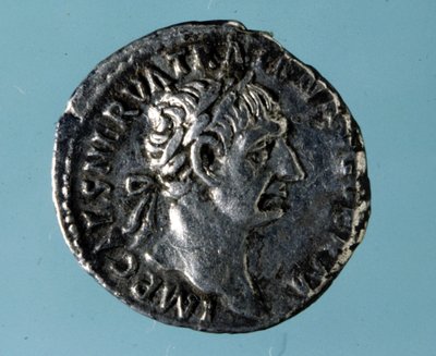 ローマ皇帝ネルヴァ（26〜98歳）の肖像をあしらった銀貨。 作： Roman