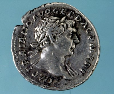 ロマネスク時代の皇帝トラヤヌス（53〜117）の肖像をあしらった銀貨。ミラノのメダグリエのコレクション。 作： Roman