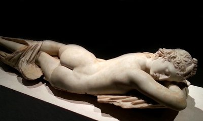 眠っている雌雄同体：紀元前1世紀のローマ美術 作： Roman