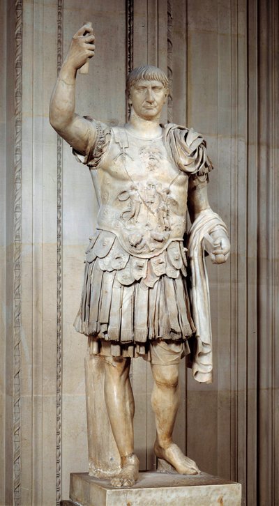ローマ皇帝トラヤヌス（Marcus Ulpius TraianusまたはTraiano）（西暦53～117年）の立像、戦艦の像。紀元後108年頃。日 2m パリ、ルーヴル美術館 作： Roman