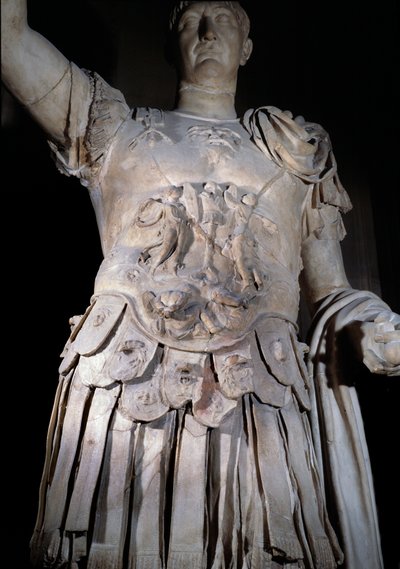 ローマ皇帝トラヤヌス(Marcus Ulpius Traianus or Traiano)(西暦53-117)の立像、戦艦の像。皇帝ドミティアヌス（ドミツィアーノまたはドミティアヌス）（51-96年）を表す鎧の詳細。紀元後108年頃。日 2m パリ、ルーヴル美術館 作： Roman
