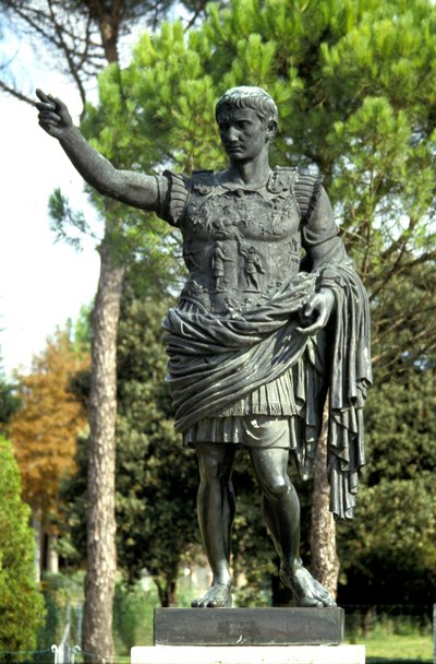 ローマ皇帝アウグストゥス（オクタヴィアンまたはオクタヴィアン）の像（紀元前63年～14年 作： Roman