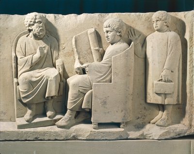 先生と生徒がいるノイマゲンの学校を表現したレリーフのある石製の埋葬碑、約180 作： Roman