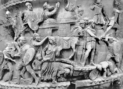 略奪中の村に到着した皇帝 マルクス・アウレリウスの円柱の細部 AD 180-196 (大理石) (モノクロ写真) 作： Roman