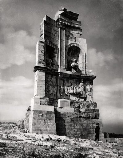 フィロパッポスのモニュメント（90-115）c.116（モノクロ写真） 作： Roman