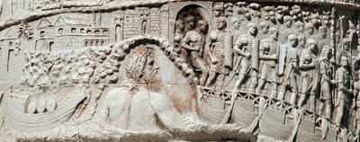 ネプチューンの保護を受けてアンコーナを航行するローマ軍団 トラヤヌス帝（53-117）の時代に建設されたローマのトラヤヌスの円柱（トラジャーネの円柱）（コロンナ・トライアナ）の詳細。トラヤヌスの列柱は、皇帝の勝利した戦いを記念しています。 作： Roman