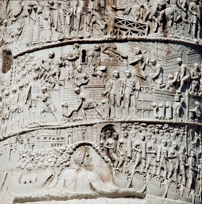 ネプチューンの保護を受けてアンコーナを航行するローマ軍団、上部の要塞建設 トラヤヌス帝（53-117）の時代に建設されたローマのトラヤヌスの円柱（Colonna Traiana）の詳細。トラヤヌスの柱の特徴 作： Roman
