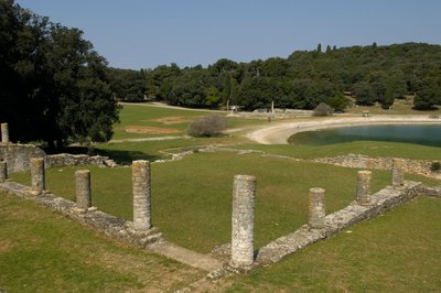 クロアチア、ブリジュニのベリゲ湾に建つローマ時代のヴィラ 作： Roman
