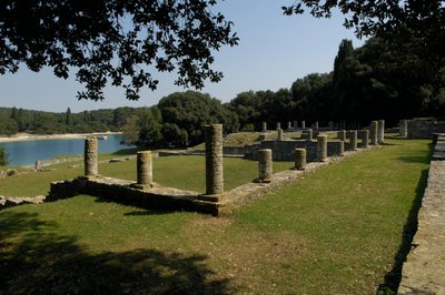クロアチア、ブリジュニのベリゲ湾に建つローマ時代のヴィラ 作： Roman