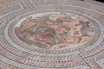 テセウスとミノタウロス、テセウスの家、パフォス、キプロス（モザイク） 作： Roman