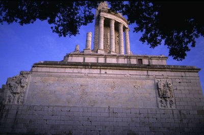 トゥルビーにあるアウグストゥスのトロフィー。1世紀のローマのモニュメント。 作： Roman
