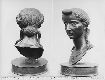 リヴィア（紀元前58年～紀元後29年）の胸像の2面図（ブロンズ）（モノクロ写真 作： Roman