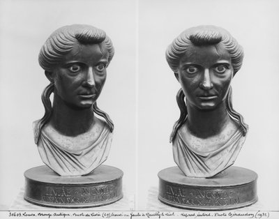 リヴィアの胸像（紀元前58年から29年）の2つのビュー（ブロンズ） 作： Roman