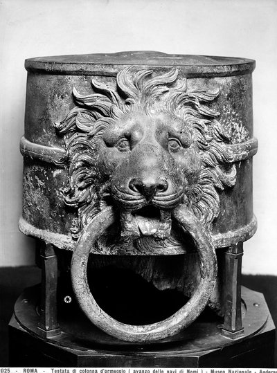 ネミ湖でのローマ時代の船の発掘で見つかった係留柱の上部分 作： Roman