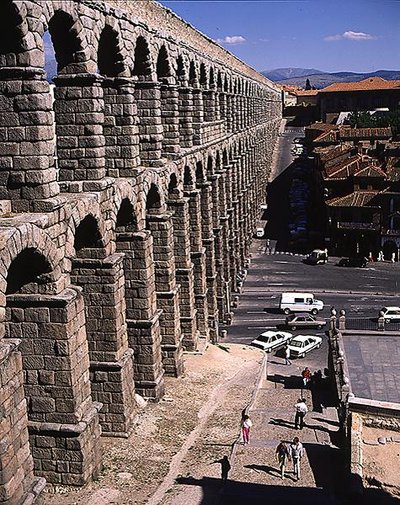 紀元後1世紀に建設されたローマ時代の水道橋を臨む（写真） 作： Roman