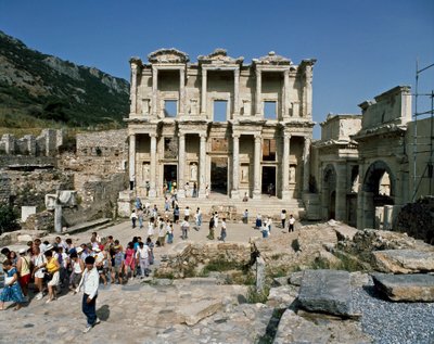 117年に建設されたケルススの図書館の様子。フリーズの詳細 作： Roman