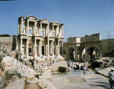 117年に建設されたケルススの図書館の様子。フリーズの詳細 作： Roman