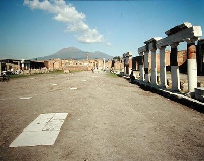 ベスビオを背景にしたフォーラムの表示 作： Roman