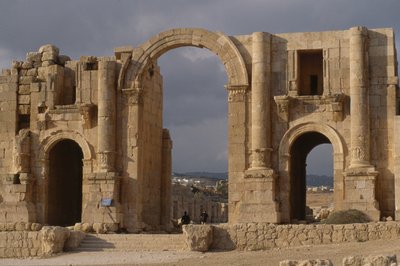 紀元129年頃に建てられた凱旋門の眺め 作： Roman