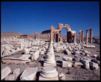 大列柱廊とモニュメンタル・アーチの眺め（紀元3世紀初頭） 写真撮影 作： Roman