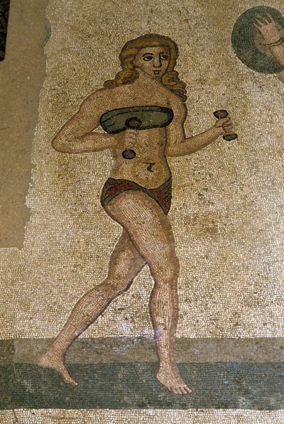 運動に励む若いローマ人たち。腎臓の周りにはふんどし、胸にはストロピウム（ブラジャーのアンセトラ）をつけている。腎臓の周りにふんどしを巻いている。アルメリーナ広場（シチリア島）のヴィラ・デル・カサーレの3〜4世紀のローマ時代のモザイク。 作： Roman