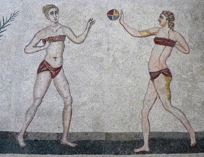 ビキニの若い女性、ヴィラ ロマーナ デル カザーレ、シチリア、西暦 315 ～ 350 年 (モザイク) 作： Roman