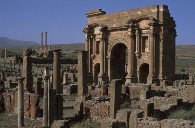 トラヤヌスのアーチとカピトリーノ神殿（52-117 AD）、c.100 AD、大帝国時代（27 BC-395 AD） 作： Roman Imperial Period