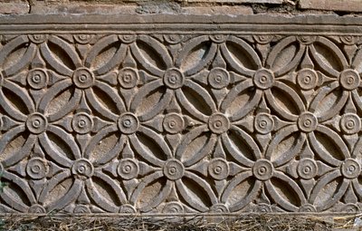 刻まれた装飾が施された建築の断片、高帝国時代（紀元前27年〜395年） 作： Roman Imperial Period