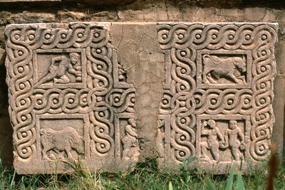 彫刻が施された装飾が施された建築片、高帝国時代（紀元前27年〜395年）（詳細267012を参照） 作： Roman Imperial Period