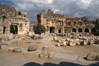 木星ヘリオポリタヌスの聖域、六角形の中庭、帝国時代（紀元前27年〜395年） 作： Roman Imperial Period