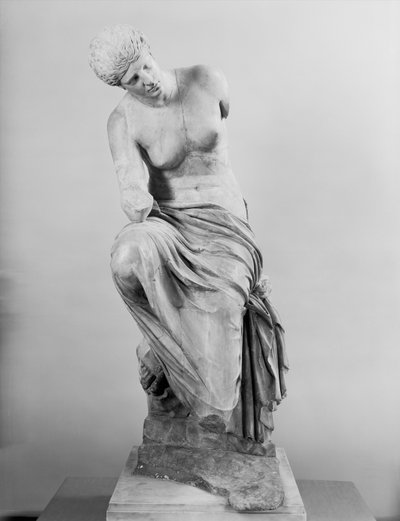 座り込んだミューズの像 作： Roman Imperial Period