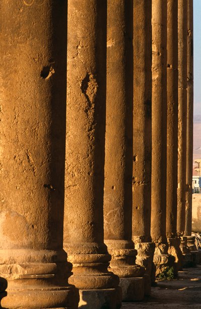 バッカス神殿、列柱の詳細、帝国時代27紀元前395年の写真 作： Roman Imperial Period