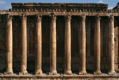 バッカス神殿、列柱の眺め。帝国時代（紀元前27年〜紀元前395年） 作： Roman Imperial Period