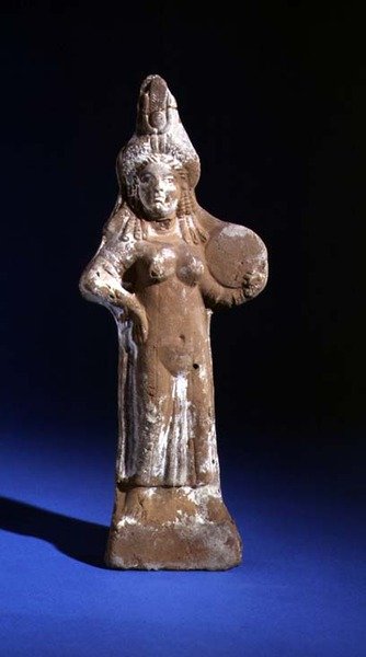 ティンパノンを持つ女神イシスの彫像（テラコッタ塗装） 作： Roman Period Egyptian