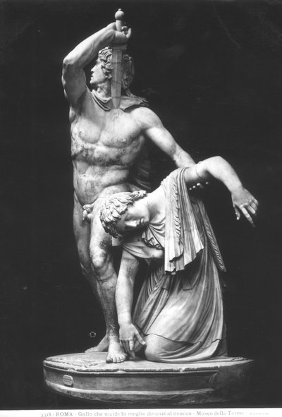敵の前で妻を殺した自分を殺すガリア人、別名「パエトゥスとアリア」、ギリシャの原画をローマがコピーしたもの（大理石）（モノクロ写真 作： Roman Roman