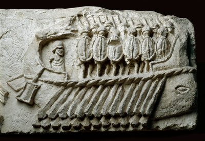 武装した兵士を乗せたローマのバイレム・ウォーシップのキャスト（岩石上のレリーフ 作： Roman Roman