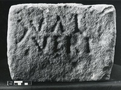 ヴァレリウス・ヴェルサスの百年祭の石、西暦43-410年（石 作： Roman Roman