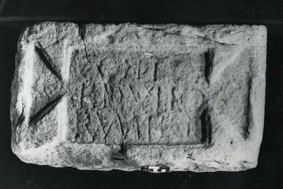 コーの世紀の石。 I Vardullorum（石） 作： Roman Roman