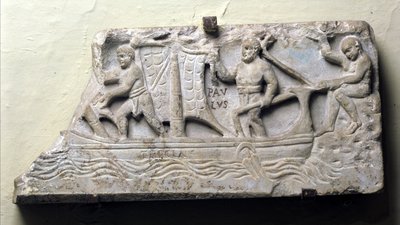 テクラという名の船を象徴的に表現した石棺の蓋。聖パウロが舵を握り、帆を操る。 作： Roman Roman